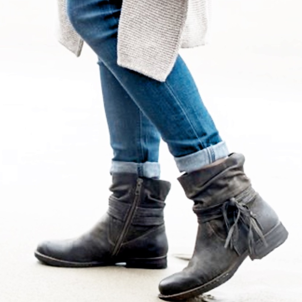 Born Distressed Black boots size 8